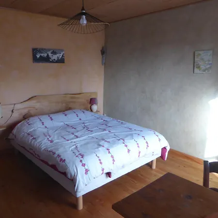 D'hote Calme Au Milieu D'un Jardin Au Freney D'oisans Habitación en casa particular